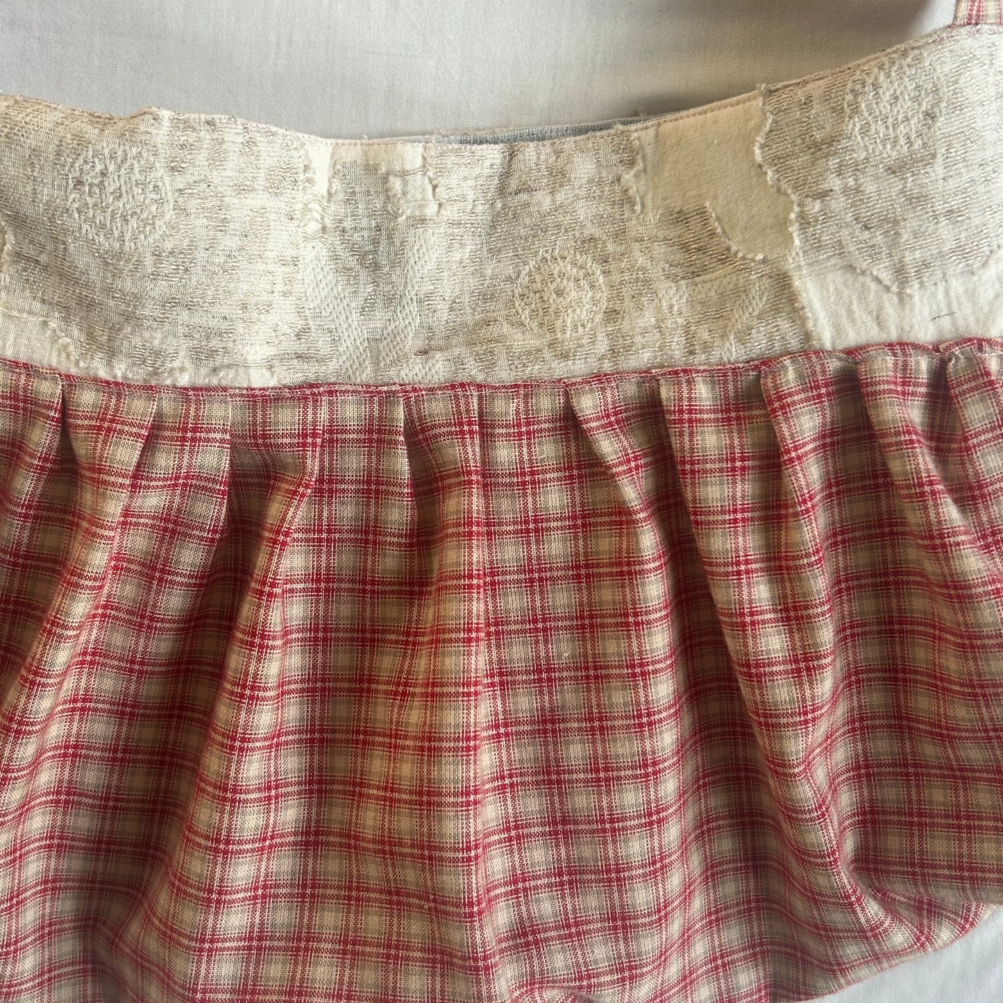 Handgefertigte "Buttercup Bag" – rot kariert mit floralem Detail