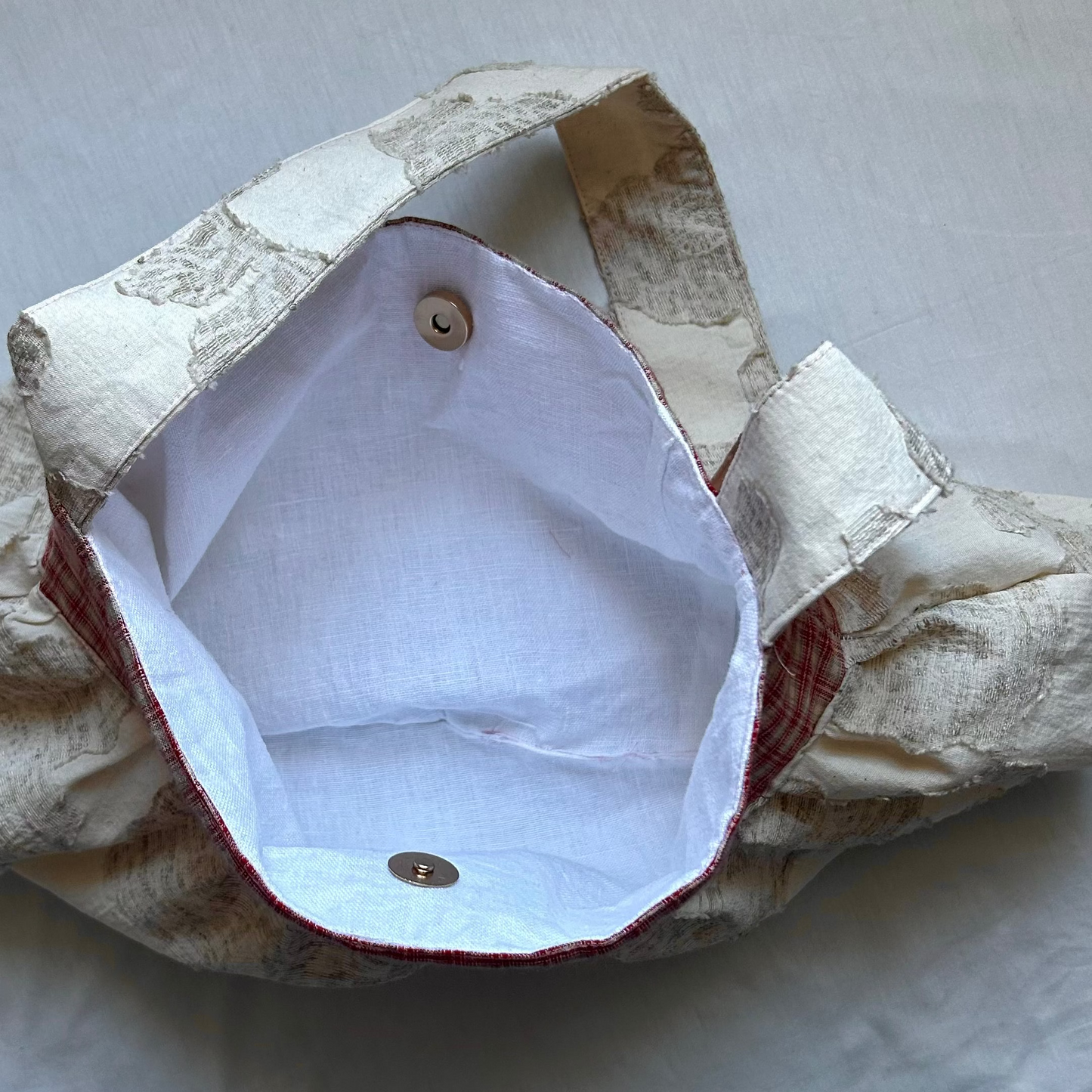 Handgefertigte "Buttercup Bag" - beige mit floralem Detail und rot kariertem Absatz