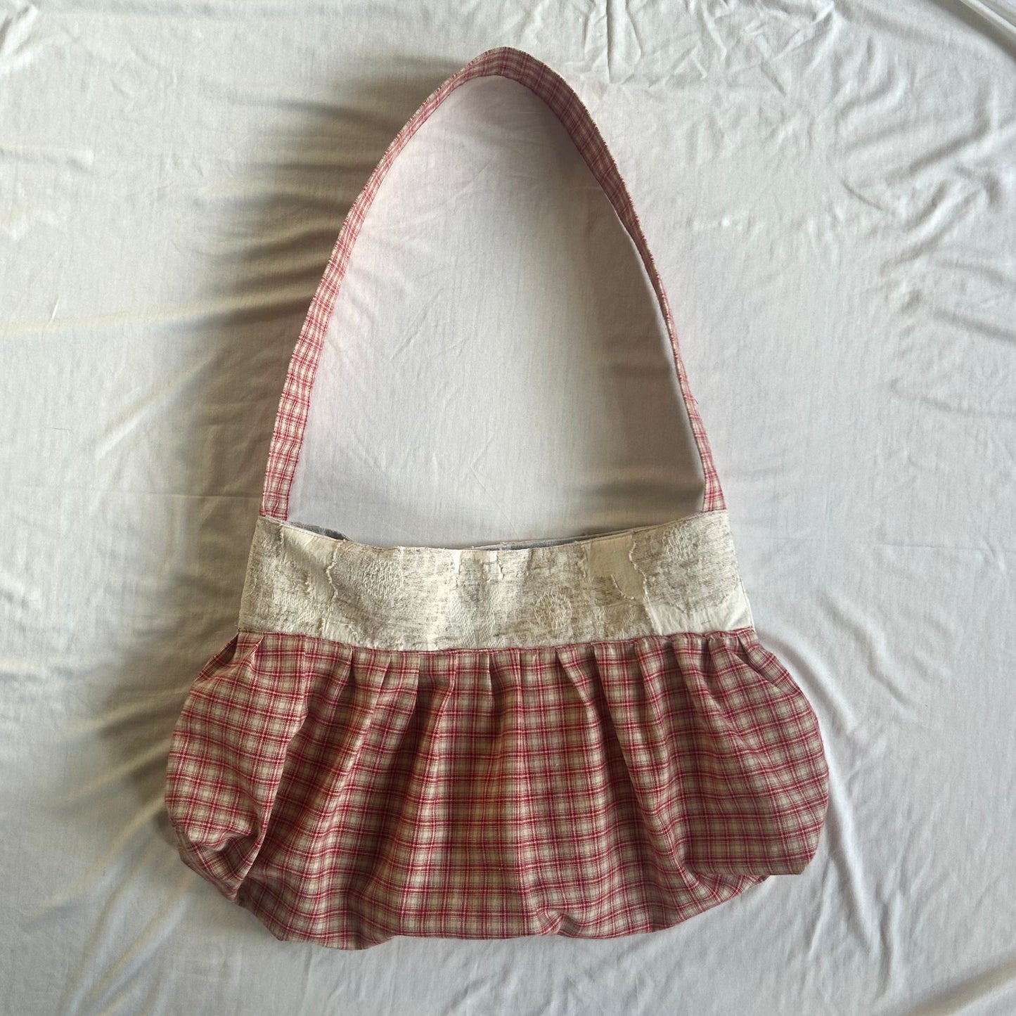 Handgefertigte "Buttercup Bag" – rot kariert mit floralem Detail