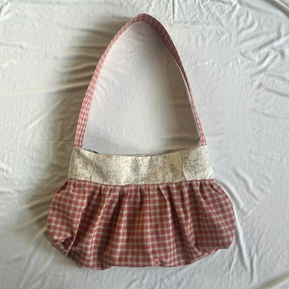 Handgefertigte "Buttercup Bag" – rot kariert mit floralem Detail