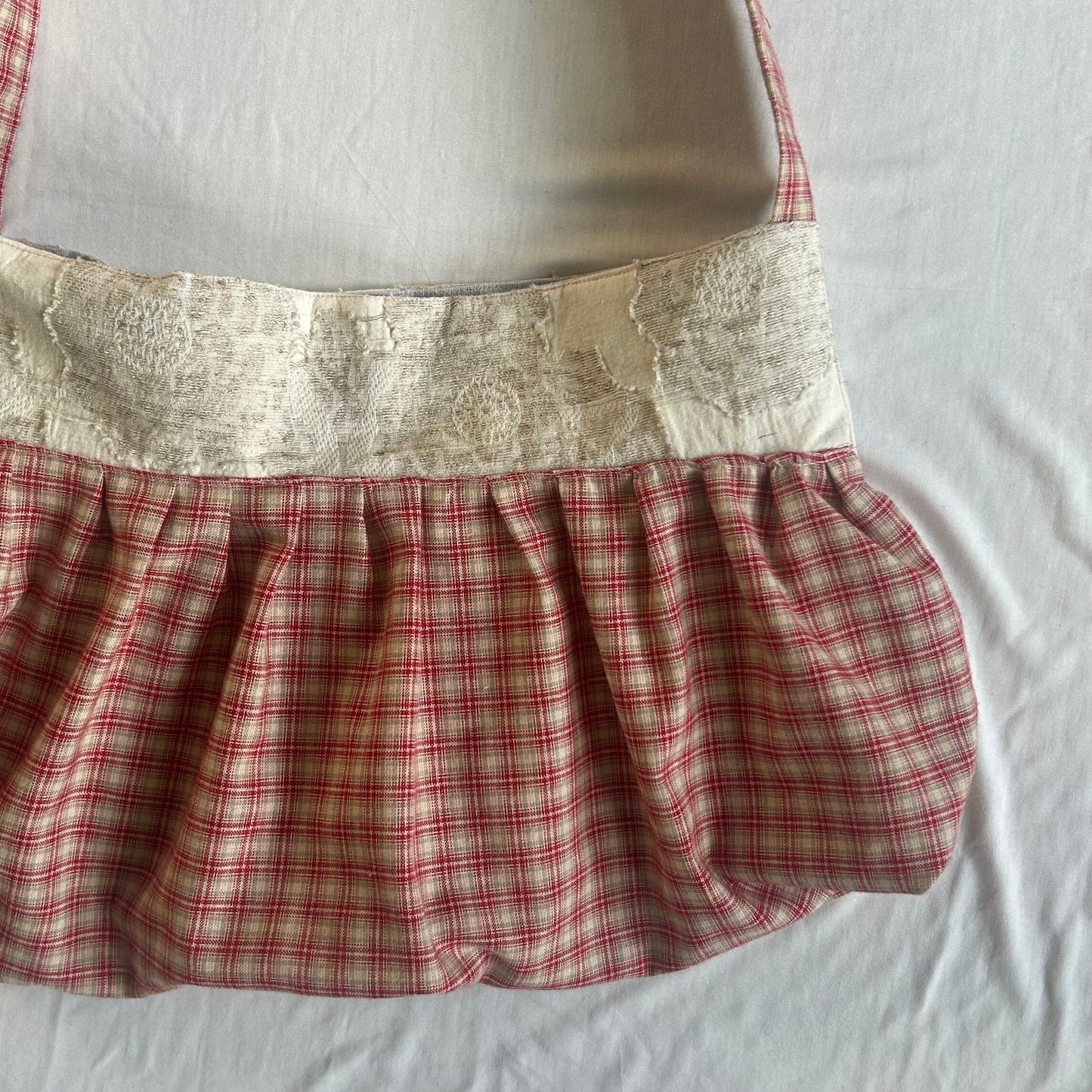 Handgefertigte "Buttercup Bag" – rot kariert mit floralem Detail