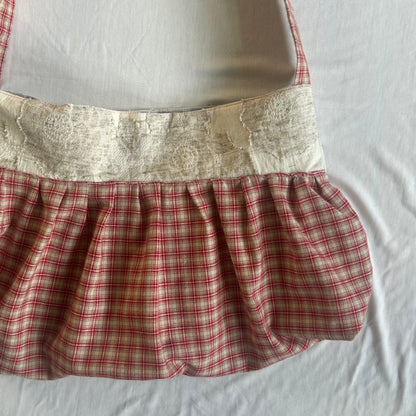 Handgefertigte "Buttercup Bag" – rot kariert mit floralem Detail