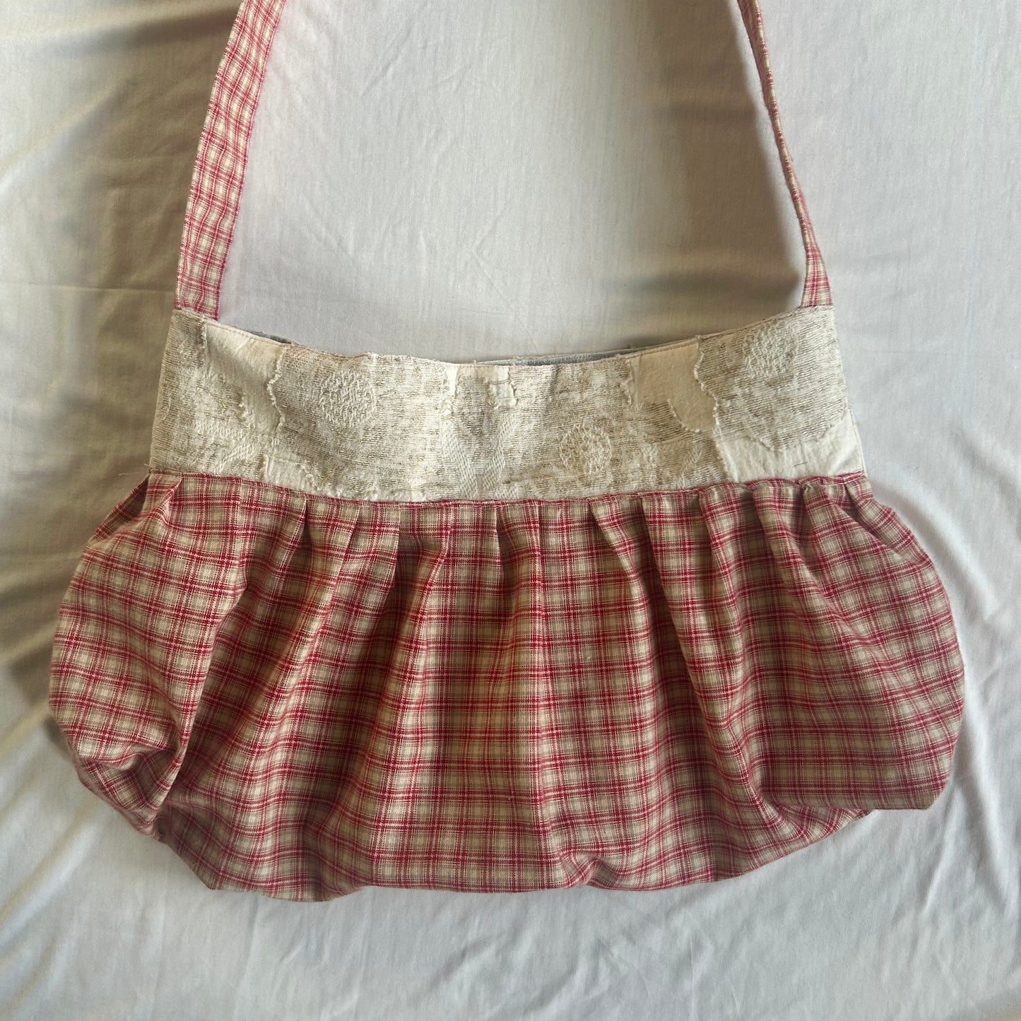 Handgefertigte "Buttercup Bag" – rot kariert mit floralem Detail