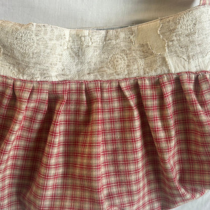 Handgefertigte "Buttercup Bag" – rot kariert mit floralem Detail