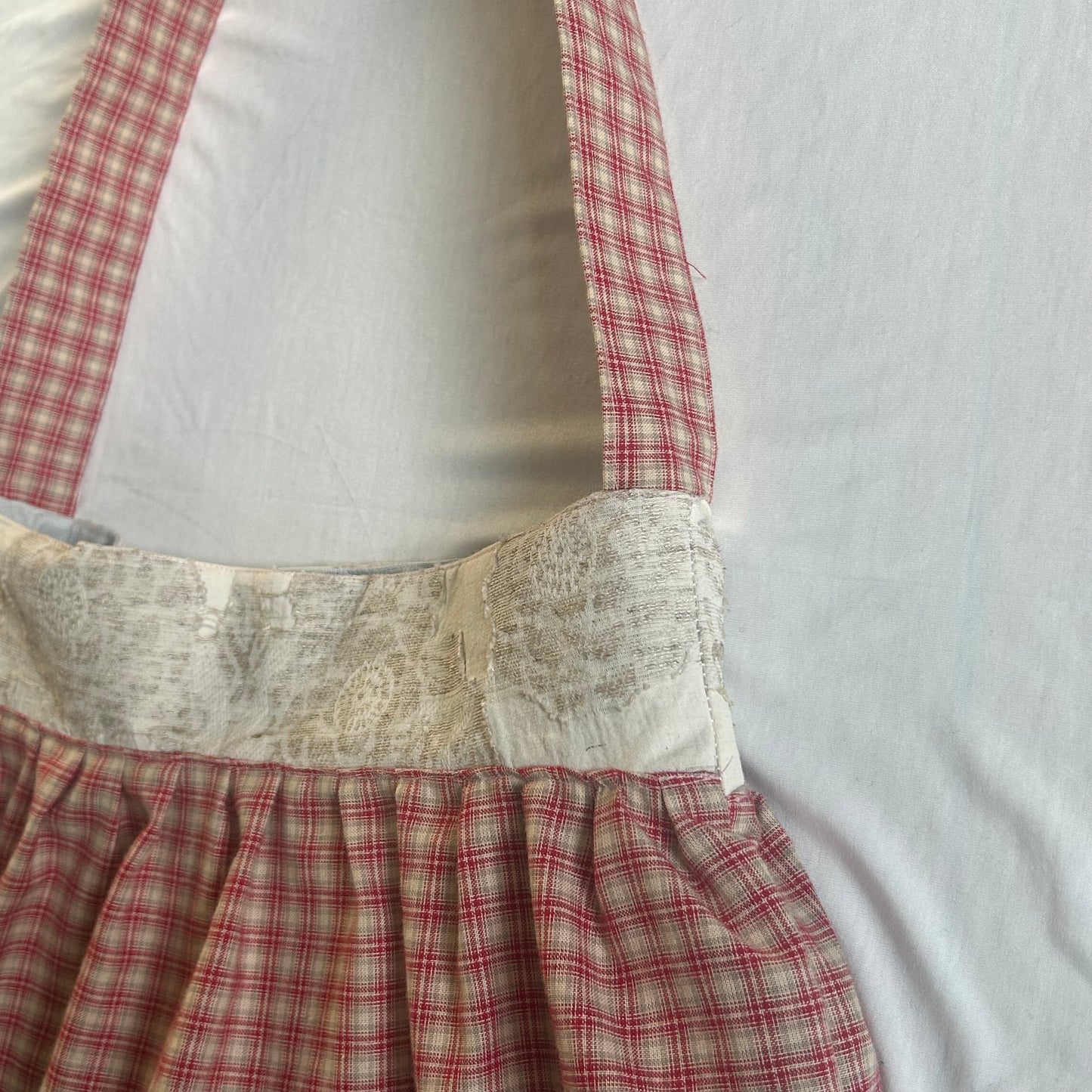 Handgefertigte "Buttercup Bag" – rot kariert mit floralem Detail