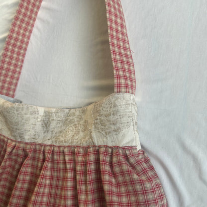Handgefertigte "Buttercup Bag" – rot kariert mit floralem Detail