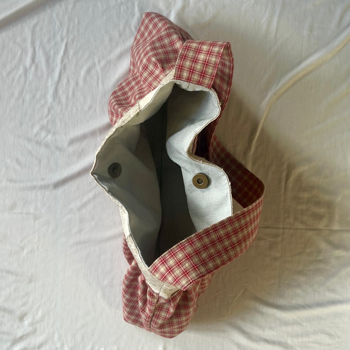 Handgefertigte "Buttercup Bag" – rot kariert mit floralem Detail