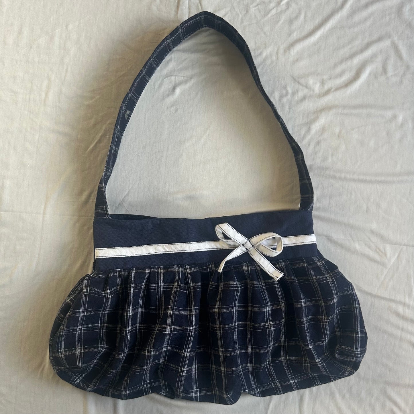 Handgefertigte "Buttercup Bag" - blau kariert mit weißer Schleife