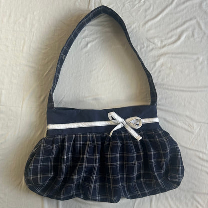 Handgefertigte "Buttercup Bag" - blau kariert mit weißer Schleife