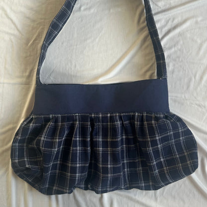 Handgefertigte "Buttercup Bag" - blau kariert mit weißer Schleife