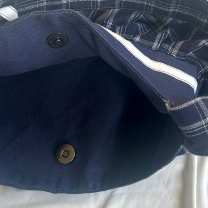 Handgefertigte "Buttercup Bag" - blau kariert mit weißer Schleife