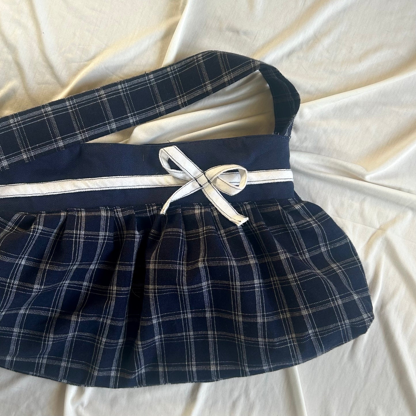 Handgefertigte "Buttercup Bag" - blau kariert mit weißer Schleife