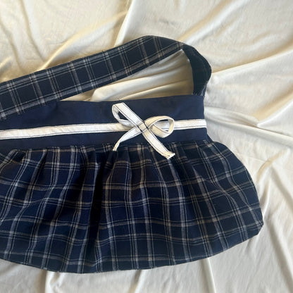 Handgefertigte "Buttercup Bag" - blau kariert mit weißer Schleife