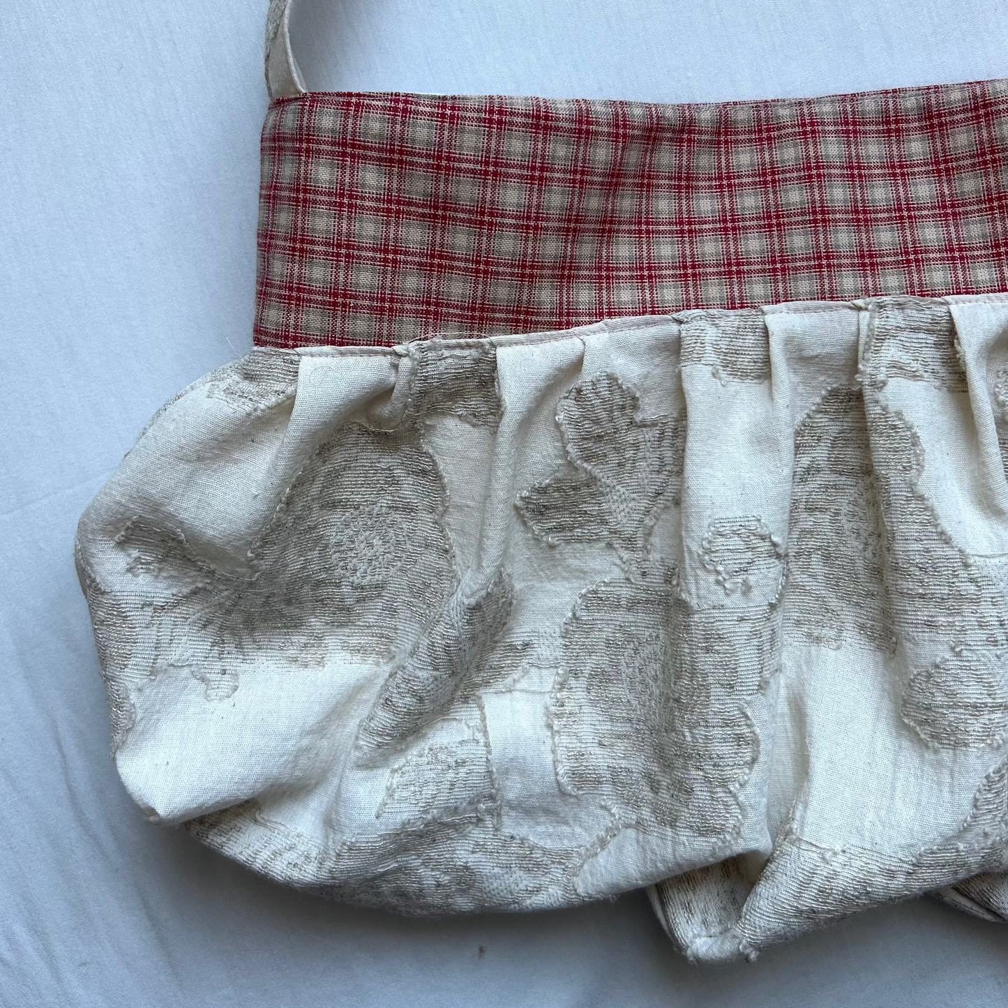 Handgefertigte "Buttercup Bag" - beige mit floralem Detail und rot kariertem Absatz