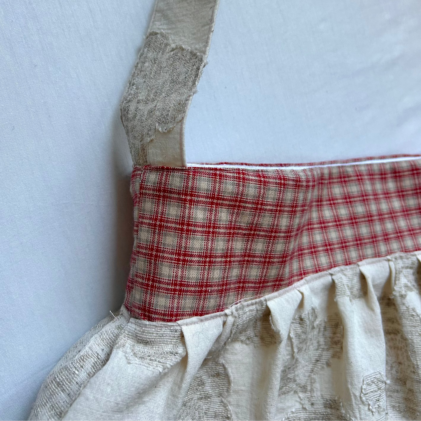 Handgefertigte "Buttercup Bag" - beige mit floralem Detail und rot kariertem Absatz