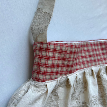 Handgefertigte "Buttercup Bag" - beige mit floralem Detail und rot kariertem Absatz
