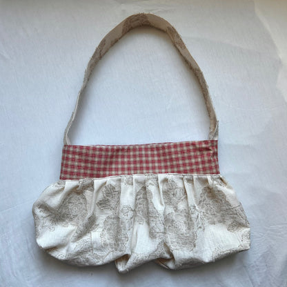 Handgefertigte "Buttercup Bag" - beige mit floralem Detail und rot kariertem Absatz