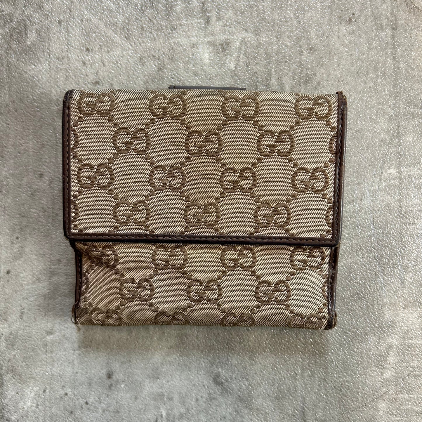 Vintage Gucci GG Monogram Canvas Wallet mit Metallverschluss