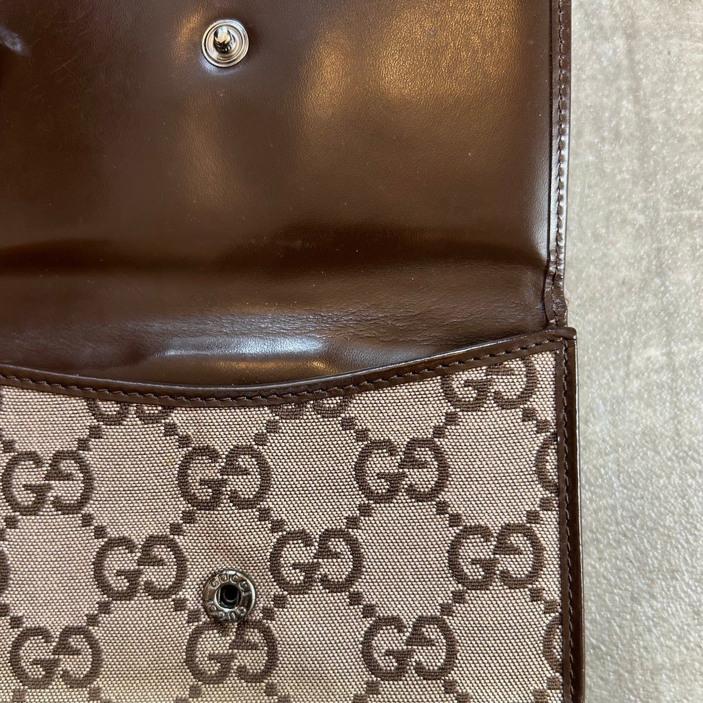 Vintage Gucci GG Monogram Canvas Wallet mit Metallverschluss