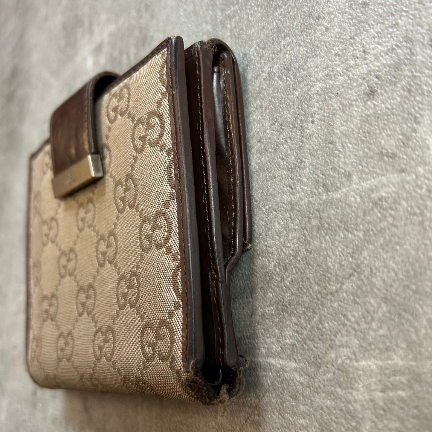 Vintage Gucci GG Monogram Canvas Wallet mit Metallverschluss