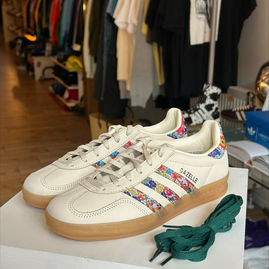 Adidas Gazelle Indoor Liberty london Geblümte Stickstreifen (Damen)